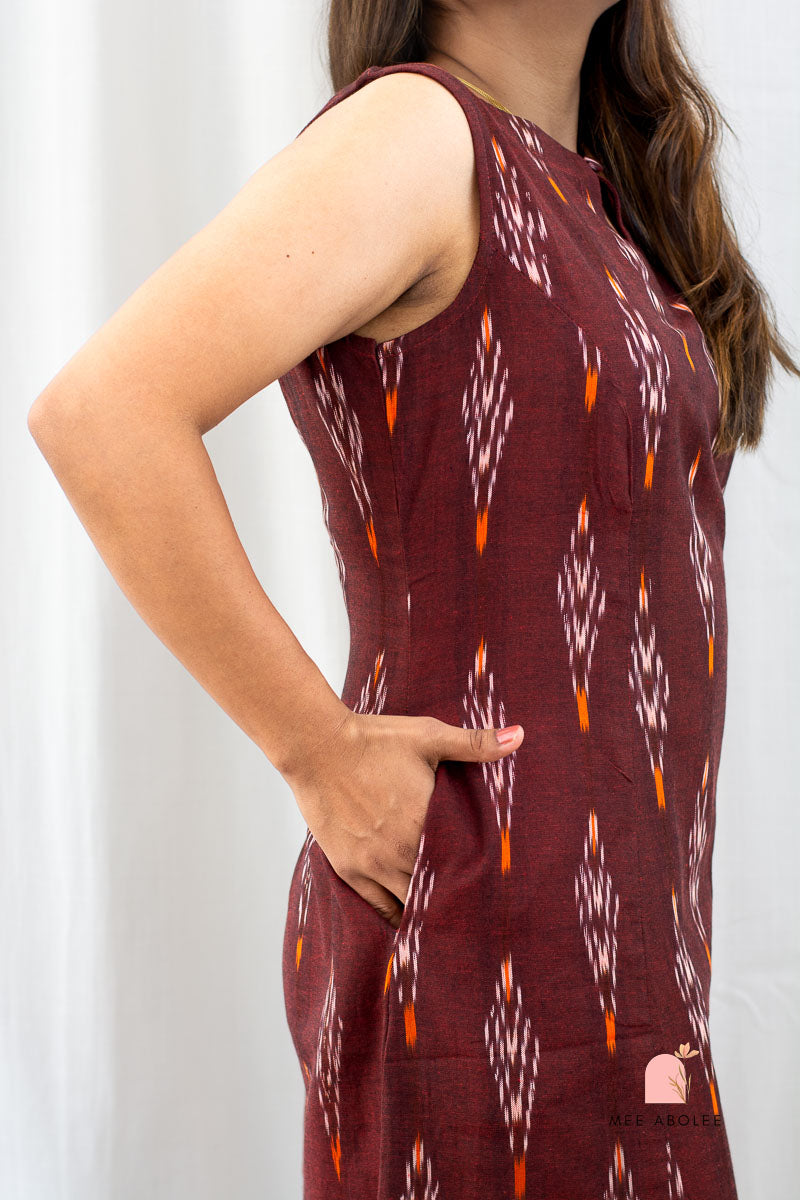 Saachi A-line Sleeveless Dress in Maroon